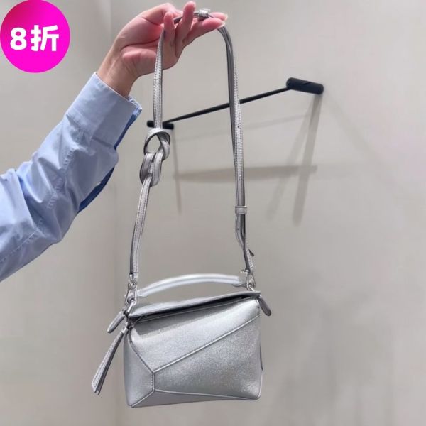 Loewe 鍍膜羔羊皮迷你 Puzzle包  銀色 Loewe、Puzzle包、限定聯名、小牛皮包、迷你包、肩背包、手提包、斜背包、精品包包、Loewe Puzzle mini包、精品平行輸入、100%真品、專櫃真品保證、精品折扣、優惠精品價格、限時優惠、快速配送、台灣精品代購