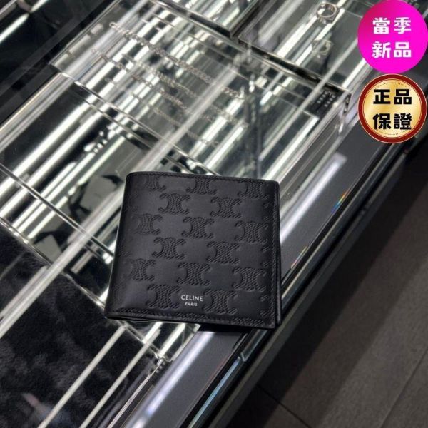 Celine 10B653 凱旋門 Triomphe 壓花牛皮革雙摺短夾  黑色 Celine、Triomphe、短夾、羊皮夾、精品皮夾、平行輸入、精品平行輸入、100%真品、專櫃真品保證、精品折扣、優惠精品價格、限時優惠、快速配送、台灣精品代購