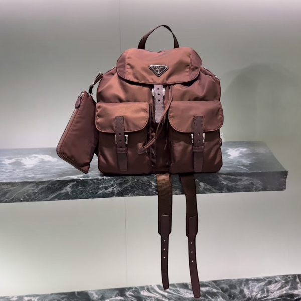 Prada 1BZ677 經典小款尼龍及皮革後背包 褐色 Prada 尼龍後背包, Saffiano 皮革後背包, 再生尼龍背包, 黑色經典後背包, 義大利製環保背包, 搪瓷三角標誌包, 永續時尚實用袋