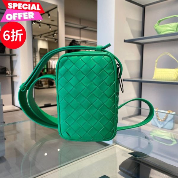 Bottega Veneta 729296 編織小牛皮手機袋  鸚鵡綠 Bottega Veneta、Intrecciato、BV包包價格、BV包專櫃、BV包款評價、BV包包尺寸、BV專櫃位置、BV真品鑑定、編織包、手機包、小牛皮包、精品包款、精品包推薦、小型包款推薦、實用包款推薦、精品包評價、精品包價格、平行輸入、精品平行輸入、100%真品、專櫃真品保證、精品折扣、優惠精品價格、限時優惠、快速配送、台灣精品代購、精品包包哪裡買、精品包專櫃價格