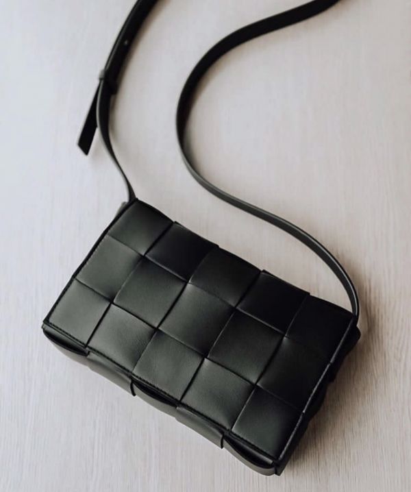 Bottega Veneta  578004 Cassette  羊皮寬編織肩背包    黑色 Bottega Veneta  578004 Cassette

羊皮寬編織肩背包



黑色