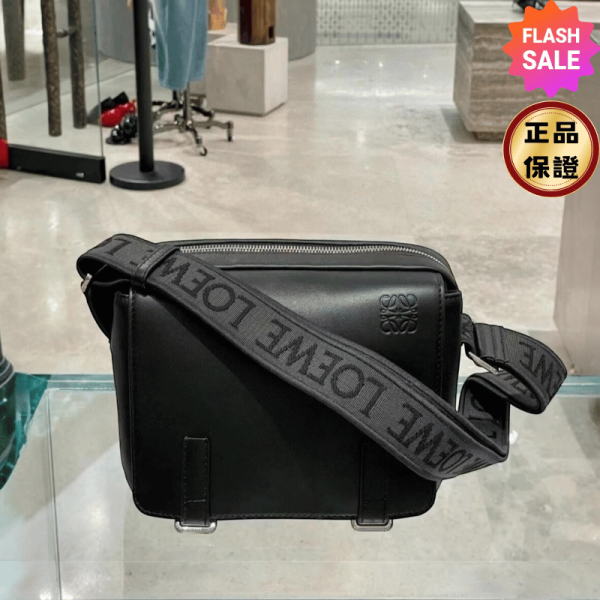 Loewe Military XS 柔軟光滑小牛皮郵差包  黑色 Loewe郵差包, 軍裝風包包, 小牛皮肩背包, 男士郵差包推薦, Jacquard 緹花肩帶, 高端奢華包款, Loewe Anagram郵差包, 名牌斜挎包, 時尚郵差包, 深灰色郵差包。