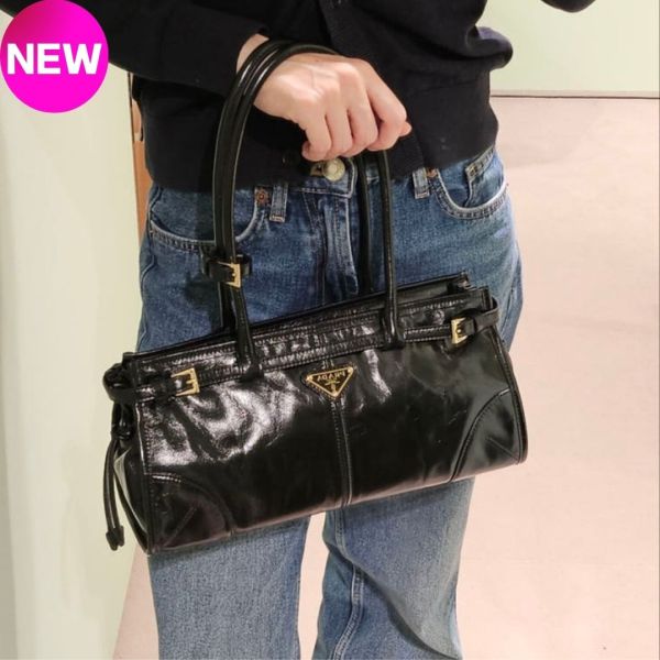 Prada 1BA426 Soft Lux 中款亮澤皮革繫帶 Bonnie包   黑色/付長肩帶 Prada, Prada Bonnie, Prada 1BA426, Prada 亮澤皮革包, Prada iPad 11 可放包, Prada 長夾可放包, 精品肩背包推薦, 精品斜背包推薦, 通勤包推薦, 時尚精品包, 平行輸入, 精品平行輸入, 100% 真品, 專櫃真品保證, 精品折扣, 優惠精品價格, 限時優惠, 快速配送, 台灣精品代購, 精品包哪裡買, Prada 包專櫃價格