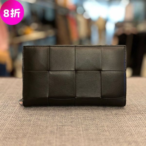 Bottega Veneta 651368 Flap 小羊皮編織翻蓋長夾   黑色 Bottega Veneta、Intrecciato、BV皮夾價格、BV長夾專櫃、BV配件評價、BV皮夾尺寸、BV專櫃位置、BV真品鑑定、編織皮夾、羊皮皮夾、長夾、精品皮夾、精品配件推薦、長夾推薦、實用配件推薦、精品皮夾評價、皮夾價格、平行輸入、精品平行輸入、100%真品、專櫃真品保證、精品折扣、優惠精品價格、限時優惠、快速配送、台灣精品代購、精品皮夾哪裡買、精品配件專櫃價格