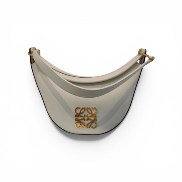 Loewe 緞面小牛皮 Luna 彎月包  白色/核桃色 Loewe、Luna彎月包、緞面皮革、撞色包款、白色包包、精品包款、平行輸入、精品平行輸入、100%真品、專櫃真品保證、精品折扣、優惠精品價格、限時優惠、快速配送、台灣精品代購