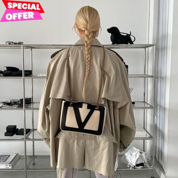 Valentino Garavani 小款軟羊皮 VIVA Superstar 包 黑色配白色 Valentino,Viva Superstar包,小型購物包,Nappa羊皮手袋,VLogo購物包,義大利製造,精品平行輸入,100%真品,專櫃真品保證,台灣精品代購
