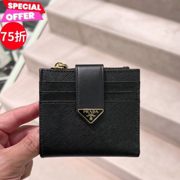 Prada 1ML047 Saffiano皮革卡夾短錢包  黑色 Prada卡夾短錢包, Saffiano防刮皮革錢包, 黑色短款錢包, 義大利精品配飾, 女士高級短錢包, Prada經典設計