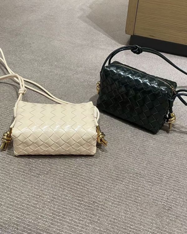 Bottega Veneta 680254 小款編織皮革 Loop 包    杏仁色配金色五金 Bottega Veneta Loop 包