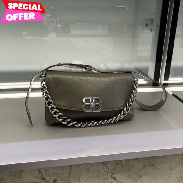 Balenciaga 748596 中款 BB Flap Soft 翻蓋雙肩帶包   灰色/銀釦 Balenciaga 748596 中款 BB Flap Soft 翻蓋雙肩帶包 

黑色