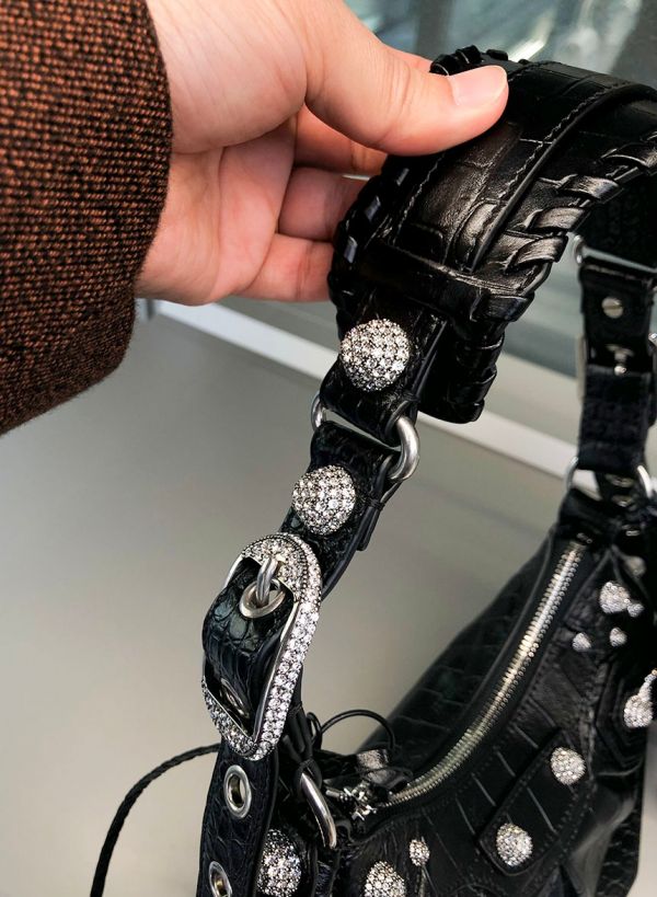 Balenciaga 671309 Le Cagole XS 鱷紋小牛皮水鑽包  經典黑 Balenciaga、Le Cagole、鱷魚紋包、水鑽包、小牛皮包、精品包包、平行輸入、精品平行輸入、100%真品、專櫃真品保證、精品折扣、優惠精品價格、限時優惠、快速配送、台灣精品代購