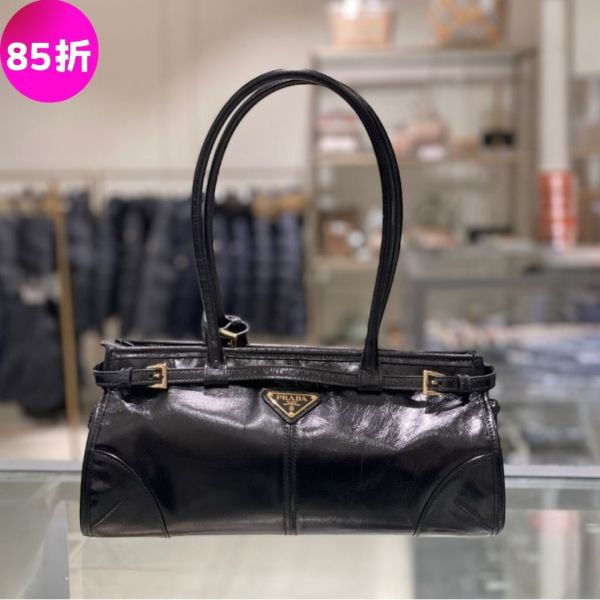 Prada 1BA426 Soft Lux 中款亮澤皮革繫帶 Bonnie包   黑色/付長肩帶 Prada, Prada Bonnie, Prada 1BA426, Prada 亮澤皮革包, Prada iPad 11 可放包, Prada 長夾可放包, 精品肩背包推薦, 精品斜背包推薦, 通勤包推薦, 時尚精品包, 平行輸入, 精品平行輸入, 100% 真品, 專櫃真品保證, 精品折扣, 優惠精品價格, 限時優惠, 快速配送, 台灣精品代購, 精品包哪裡買, Prada 包專櫃價格