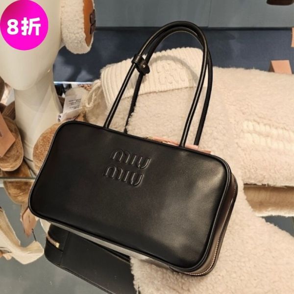 Miu Miu 5BB172 Beau 小牛皮手提包  黑色 Miu Miu、Beau、5BB172、Miu Miu 5BB172、小牛皮包、黑色包包、手提包、壓紋標誌、奢侈品包包、金色飾件、精品包推薦、精品包評價、精品包價格、平行輸入、100%真品、專櫃真品保證、限時優惠、精品包包哪裡買