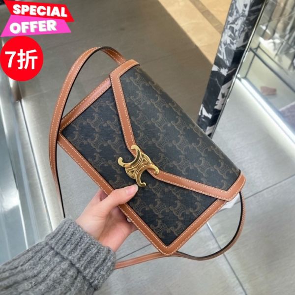 Celine 113322 Triomphe 老花凱旋門信封包 Celine, Celine 信封包, Celine 113322, Celine Triomphe, Celine 老花包, Celine 小包, Celine iPhone 16 可放包, 精品信封包, Celine 斜背包推薦, Celine 包價格, 精品包推薦, 精品包價格, 平行輸入, 精品平行輸入, 100% 真品, 專櫃真品保證, 精品折扣, 優惠精品價格, 限時優惠, 快速配送,
