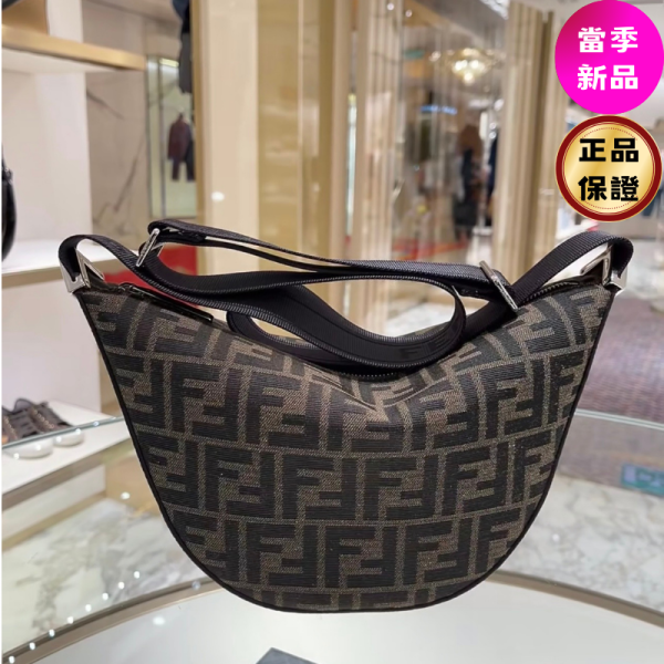 Fendi 7VA635 Melon FF提花小款新月形信差包  棕色 Fendi Melon 小型信差包、FF提花新月形包、棕色Fendi包款
、Fendi 男士包包、奢華信差包、義大利製Fendi包款
、Fendi 新月形包推薦、棕色FF提花信差包、時尚斜挎包選擇