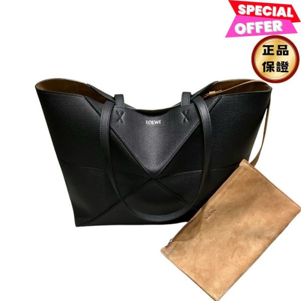 Loewe 柔軟粒面小牛皮 大款 Puzzle Fold 橫式托特包  黑色 探索 Loewe Puzzle Fold 大型托特包,採用柔軟粒面小牛皮與可折疊幾何設計,輕盈實用,適合日常與旅行使用,展現現代精品美學。