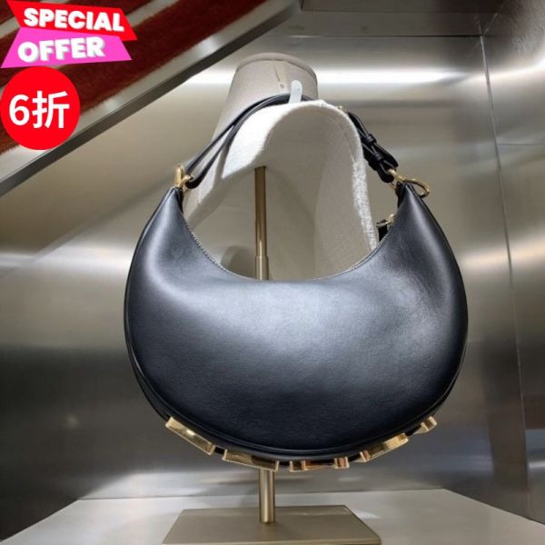 Fendi 8BR798 小款 Fendigraphy 小牛皮彎月包  黑色 Fendi、Fendigraphy、8BR798、Fendi 8BR798、小牛皮包、黑色包包、彎月包、Hobo包、腋下包、義大利製奢侈品包包、小型手提包、復古金屬字樣包、精品包推薦、精品包評價、精品包價格、平行輸入、100%真品、專櫃真品保證、限時優惠、精品包包哪裡買