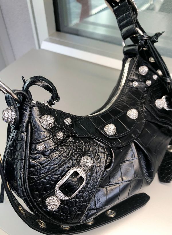Balenciaga 671309 Le Cagole XS 鱷紋小牛皮水鑽包  經典黑 Balenciaga、Le Cagole、鱷魚紋包、水鑽包、小牛皮包、精品包包、平行輸入、精品平行輸入、100%真品、專櫃真品保證、精品折扣、優惠精品價格、限時優惠、快速配送、台灣精品代購