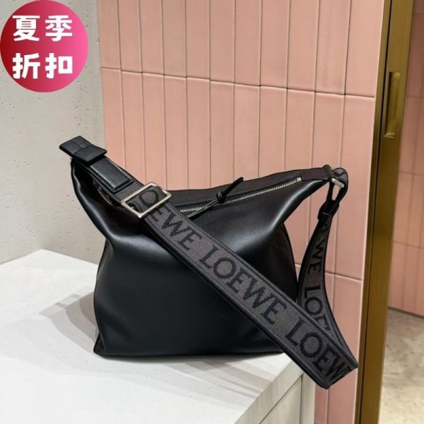 Loewe 小款 Cubi 柔軟光滑小牛皮緹花斜背包       黑色 Loewe Cubi包, 小牛皮斜背包, 緹花背帶包, 名牌大容量包, 柔軟舒適包款, 高端奢華包款, 通勤包推薦。