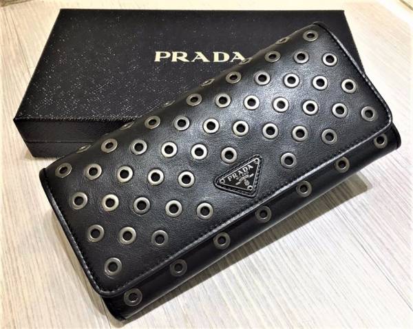 Prada  1ML506  鉚釘鑲孔翻蓋皮革長夾 