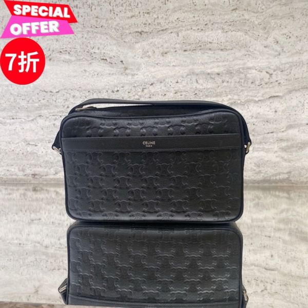 Celine 117003 Triomphe 凱旋門壓花皮革中號信使郵差包    黑色 Celine Triomphe 信使郵差包, 壓花牛皮革包, 中號郵差包, 黑色郵差包, 義大利製高端包款, 銀色飾件信使包, 百搭奢華包, Celine 日常包款