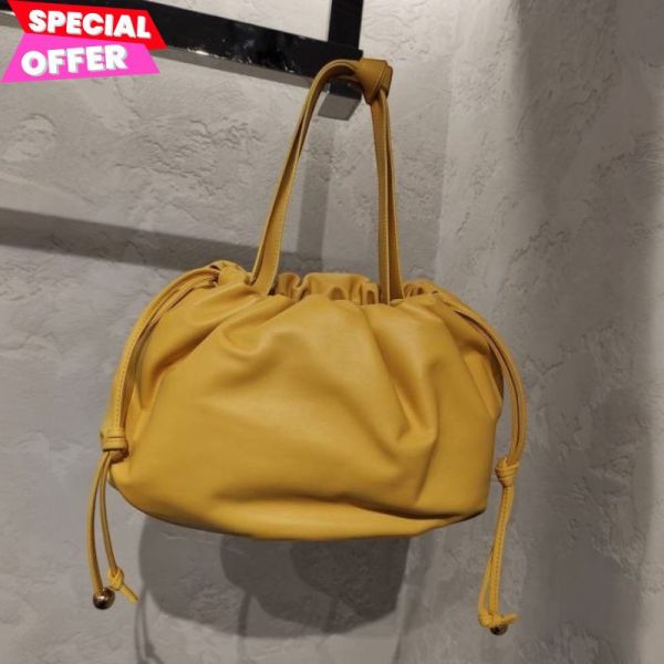 Bottega Veneta 中款 Bulb Nappa 抽繩包  暖陽黃色 Bottega Veneta Bulb 包,暖陽黃小牛皮包,Bottega中款手袋,義大利精品推薦,Bottega抽繩包,百搭小牛皮手袋,Bulb系列包款,Bottega金色五金配件,精品平行輸入,100%真品
