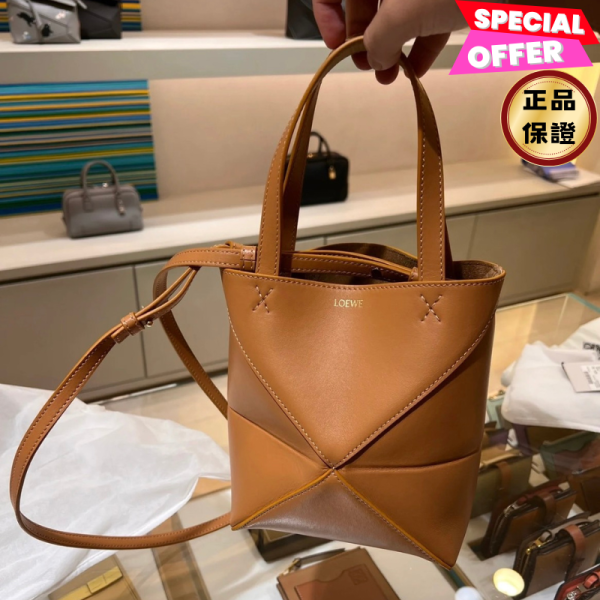 Loewe 迷你亮面小牛皮 Puzzle Fold 折疊托特包    暖沙色 Loewe迷你Puzzle包, Puzzle Fold折疊托特包, 暖沙色亮面小牛皮, 高端輕便包款, 西班牙製精品包, Anagram金箔壓紋包, 旅行實用肩背包, 幾何設計時尚包