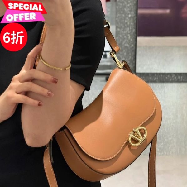 Valentino Garavani Ohval 旋釦小牛皮馬鞍包  杏仁棕﻿/附雙肩帶 Valentino, Valentino Garavani, Ohval 肩背包, VLOGO 包, 精品肩背包, 義大利製精品, 精品平行輸入, 100% 真品, 專櫃真品保證, 精品折扣, 優惠精品價格, 限時優惠, 快速配送, 台灣精品代購