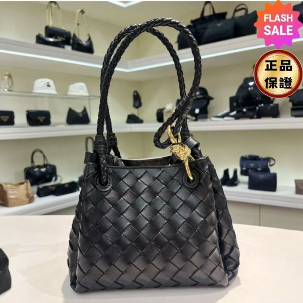 Bottega Veneta 796569 Parachute 小款降落傘羊皮編織包 黑色 Bottega Veneta、抽繩福袋包、編織包、小牛皮包、可變換背帶、平行輸入、精品平行輸入、100%真品、專櫃真品保證、精品折扣、優惠精品價格、限時優惠、快速配送、台灣精品代購