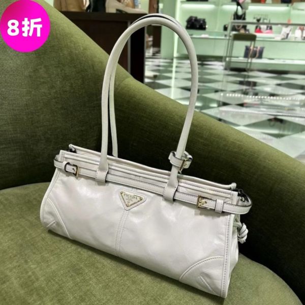 Prada 1BA426 Soft Lux 中款亮澤皮革繫帶 Bonnie包    白色/付長肩帶 Prada, Prada Bonnie, Prada 1BA426, Prada 亮澤皮革包, Prada iPad 11 可放包, Prada 長夾可放包, 精品肩背包推薦, 精品斜背包推薦, 通勤包推薦, 時尚精品包, 平行輸入, 精品平行輸入, 100% 真品, 專櫃真品保證, 精品折扣, 優惠精品價格, 限時優惠, 快速配送, 台灣精品代購, 精品包哪裡買, Prada 包專櫃價格