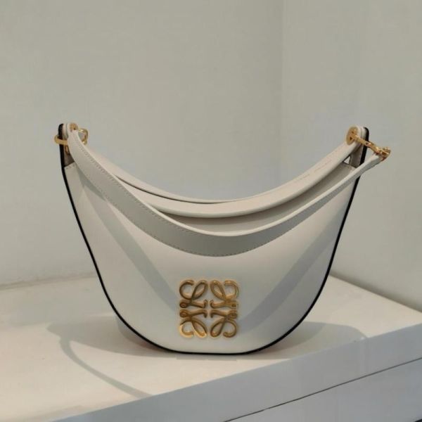 Loewe 緞面小牛皮 Luna 彎月包  白色/核桃色 Loewe、Luna彎月包、緞面皮革、撞色包款、白色包包、精品包款、平行輸入、精品平行輸入、100%真品、專櫃真品保證、精品折扣、優惠精品價格、限時優惠、快速配送、台灣精品代購