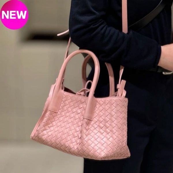Bottega Veneta 819004 Small Pinacoteca 畫廊編織小款托特包  玫瑰粉色 Bottega Veneta 小型托特包,Bottega 編織包,Pinacoteca 小包,玫瑰酒紅手袋,精品小牛皮包款,義大利精品包包,Intrecciato 編織設計,可拆肩背包,精品平行輸入,100%真品保證
