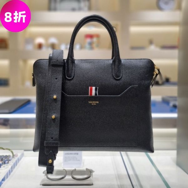 Thom Browne MAG444 荔枝紋小牛皮公事電腦包    經典黑 Thom Browne、公事包、荔枝紋包、商務包、小牛皮包、精品包款、平行輸入、精品平行輸入、100%真品、專櫃真品保證、精品折扣、優惠精品價格、限時優惠、快速配送、台灣精品代購、精品代購