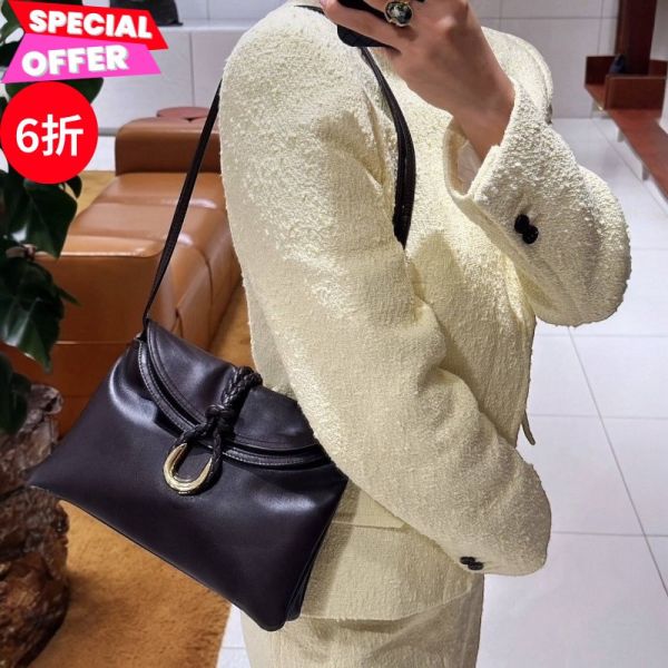 Bottega Veneta 806030 Liberta 小款光滑小牛皮肩背包   摩卡棕 Bottega Veneta、Liberta包、小牛皮包、摩卡棕包、雙翻蓋設計、精品肩背包、平行輸入、精品平行輸入、100%真品、專櫃真品保證、精品折扣、優惠精品價格、限時優惠、快速配送、台灣精品代購