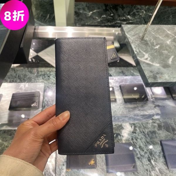 Prada 2MV836 Saffiano 嵌字Logo 皮革對折長夾     黑色 Prada長夾, Saffiano皮革長夾, Prada對折長夾, Prada 13卡槽長夾, Prada搪瓷標誌長夾, Prada時尚錢包, 多功能Prada錢包