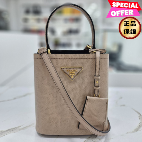 Prada 1BA217 小款 Double Saffiano Panier 皮革水桶包   粉色 Prada、Panier、1BA217、Prada 1BA217、Saffiano、水桶包、粉色包包、小款包、三角標誌包、義大利製奢侈品包包、皮革包、小型手提包、精品包推薦、精品包評價、精品包價格、平行輸入、100%真品、專櫃真品保證、限時優惠、精品包包哪裡買