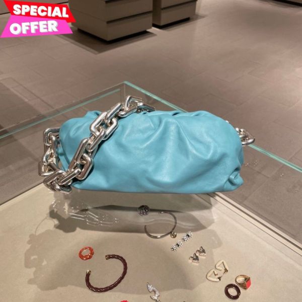 Bottega Veneta 620230 BV Chain 銀鍊雲朵包｜淨藍色 Bottega雲朵包金鍊, BV Chain柔軟包, Bottega Veneta肩背包, 小牛皮精品包, 雲朵造型手拿包, 義大利精品推薦, 藍色包款, 精品平行輸入, 100%真品保證, 限時精品優惠