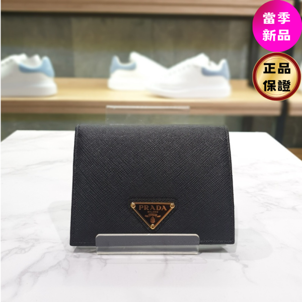 Prada 1MV204 經典三角標 Saffiano 牛皮短夾  黑色 Prada Saffiano 牛皮短夾,經典三角標設計,結合精緻工藝與實用收納,展現低調奢華。