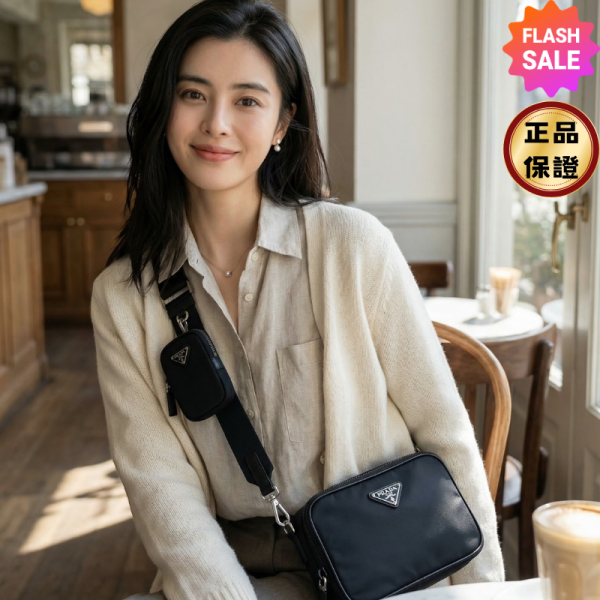 Prada 2VH070 Saffiano 再生尼龍及 Saffiano Brique 相機包  附吊飾萬用包  黑色 Prada、Brique、Prada包包價格、Prada包專櫃、Prada包款評價、Prada包包尺寸、Prada專櫃位置、Prada真品鑑定、相機包、再生尼龍包、Saffiano包、精品包款、精品包推薦、小型包款推薦、實用包款推薦、精品包評價、精品包價格、平行輸入、精品平行輸入、100%真品、專櫃真品保證、精品折扣、優惠精品價格、限時優惠、快速配送、台灣精品代購、精品包包哪裡買、精品包專櫃價格