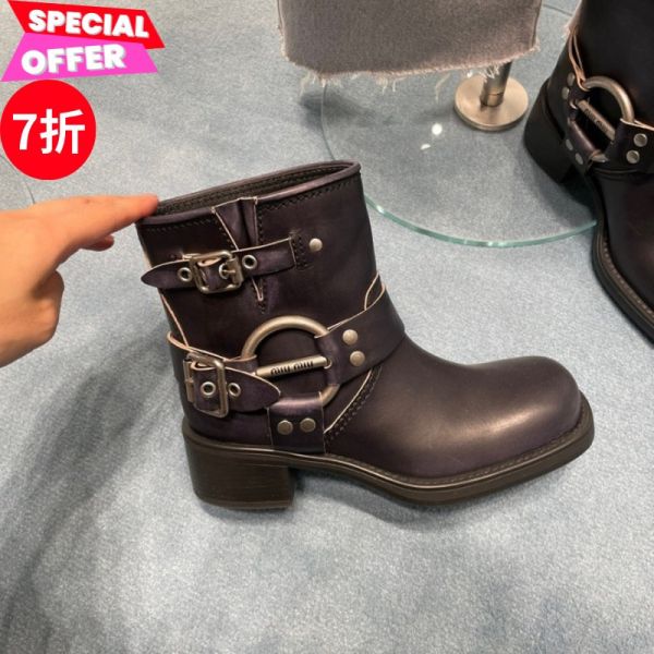 Miu Miu  5T953D 女款復古風搭釦黑色短靴    -5公分鞋跟高    IT 36/36.5/37/37.5 MIU MIU 皮革短靴, 復古風短靴, 側面鞋扣靴, 燙印標誌皮靴, 橡膠鞋底靴, MIU MIU 5T953D, 時尚個性靴, 5公分鞋踭靴
