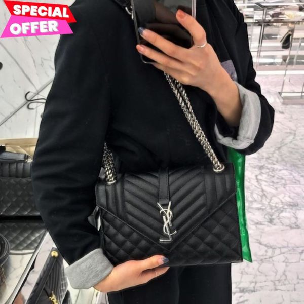 Saint Laurent 600185 YSL Envelope 粒面絎縫中型信封包 黑色銀鍊 SaintLaurent信封包,YSL絎縫中包,黑色YSL銀鍊包,YSL Envelope真品,義大利精品肩背包,法式精品包推薦,YSL滑鍊信封包,精品平行輸入,100%真品保證