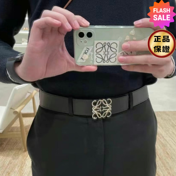 Loewe 男款 光滑小牛皮 Anagram 銀釦雙面可用    寬版腰帶4公分    焦糖色/黑色    105公分 Loewe、Anagram腰帶、雙面皮帶、小牛皮帶、寬版腰帶、精品皮帶、平行輸入、精品平行輸入、100%真品、專櫃真品保證、精品折扣、優惠精品價格、限時優惠、快速配送、台灣精品代購
