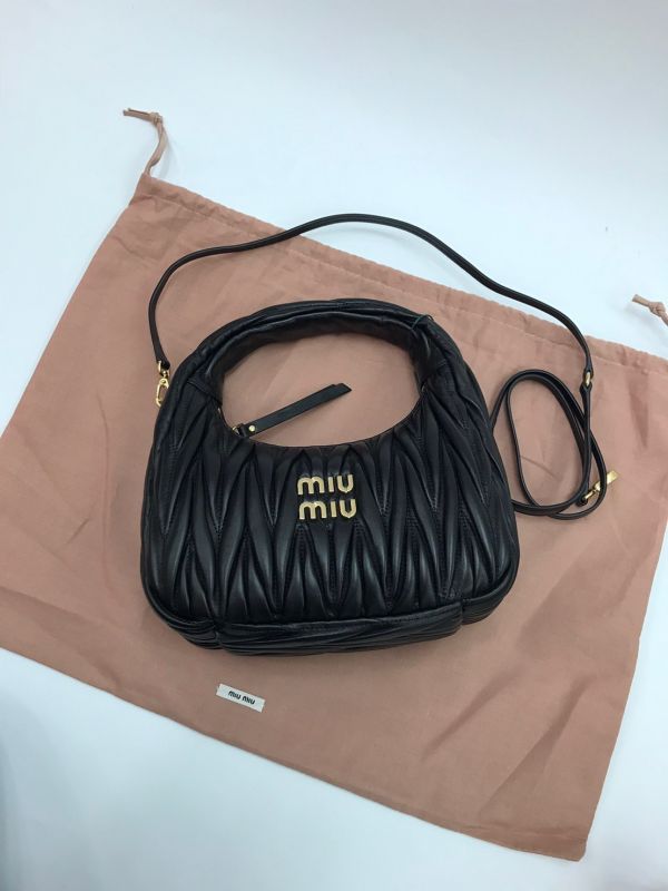 Miu Miu 5BC125 Wander Matelasse 納帕軟皮半月包  黑色 Miu Miu 5BC125 Wander Matelasse 納帕軟皮半月包



黑色