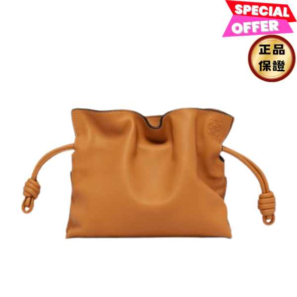 Loewe 納帕小牛皮迷你 Flamenco 包  暖沙色 Loewe、Flamenco、A411FC2X732586、迷你Flamenco包、Loewe包包價格、Loewe包專櫃、Loewe包款評價、Loewe包包尺寸、Loewe專櫃位置、Loewe真品鑑定、納帕皮包、抽繩包、輕量包、精品包款、精品包推薦、小型包款推薦、實用包款推薦、精品包評價、精品包價格、平行輸入、精品平行輸入、100%真品、專櫃真品保證、精品折扣、優惠精品價格、限時優惠、快速配送、台