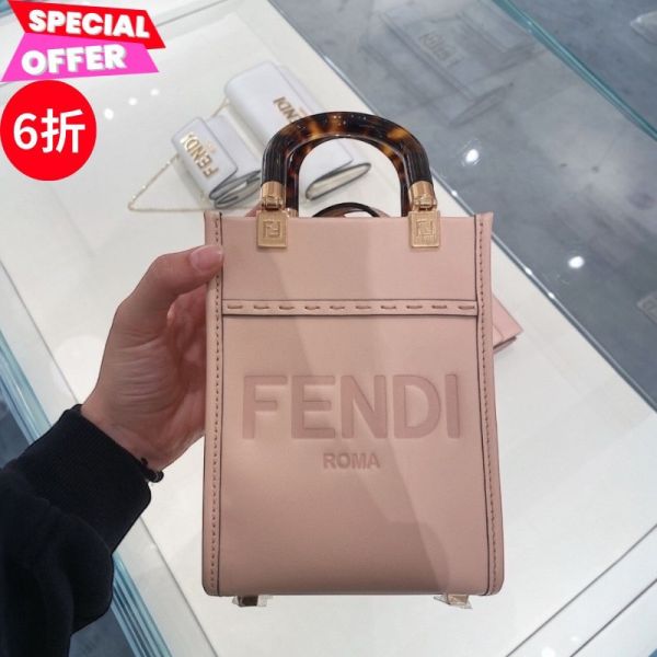 Fendi 8BS051 小牛皮迷你 Sunshine 包  淡粉紅色 Fendi、Sunshine、8BS051、小牛皮包、輕量包、雙用包、精品包款、精品包推薦、小型包款推薦、實用包款推薦、精品包評價、精品包價格、平行輸入、精品平行輸入、100%真品、專櫃真品保證、精品折扣、優惠精品價格、限時優惠、快速配送、台灣精品代購、精品包包哪裡買、精品包專櫃價格
