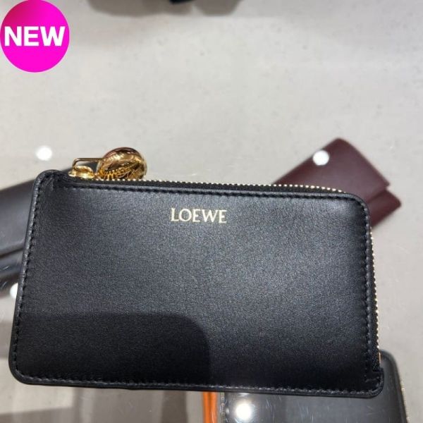 Loewe 亮面納帕小牛皮 Pebble 硬幣卡夾/錢包  黑色 Loewe, 亮面納帕小牛皮, Pebble, 硬幣卡夾, 西班牙製造, 時尚配件, 2025夏日單品, 奢華設計, 高端卡夾, 黑色皮夾