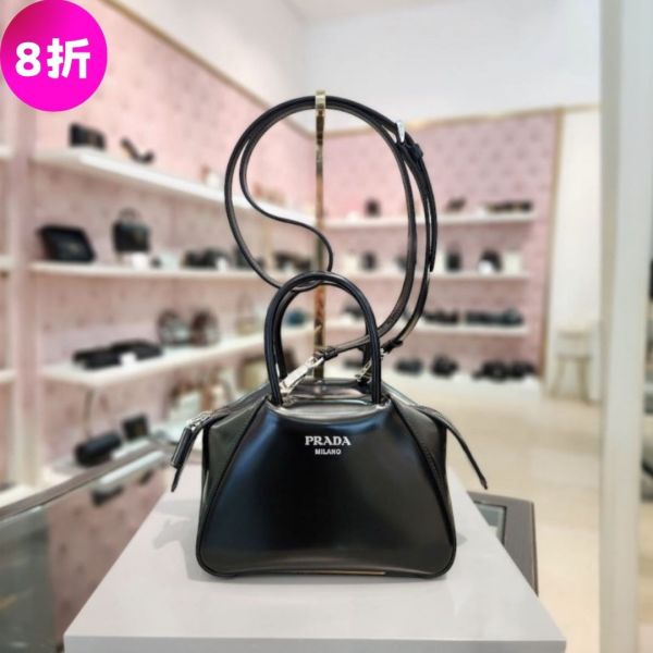 Prada 1BA385 拋光皮革 SuperNova 迷你保齡球包  黑色 Prada 1BA385、SuperNova迷你保齡球包、拋光皮革包
Prada迷你包、琺瑯金屬三角標誌包、幾何設計保齡球包
Prada 1BA385迷你包、Prada拋光皮革包、奢華迷你保齡球包