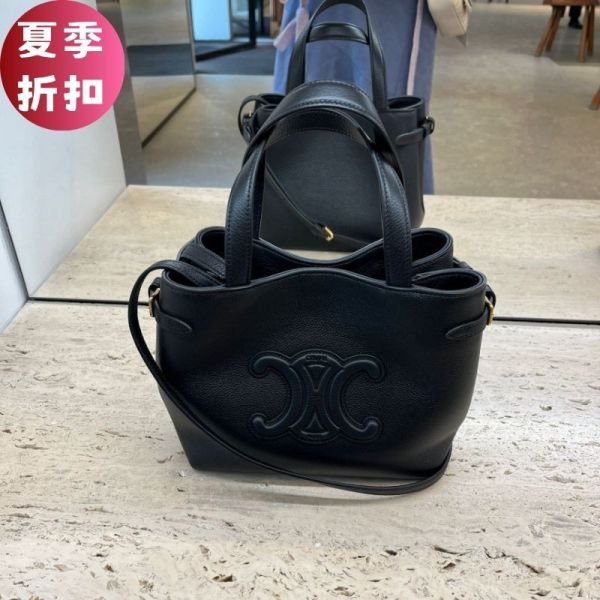 Celine 118613 Mini cabas anais 凱旋門粒面小牛皮包  黑色﻿ Celine、Mini cabas anais、Celine包包價格、Celine包專櫃、Celine包款評價、Celine包包尺寸、Celine專櫃位置、Celine真品鑑定、小牛皮包、牛皮革包、三用包、精品包款、精品包推薦、小型包款推薦、實用包款推薦、精品包評價、精品包價格、平行輸入、精品平行輸入、100%真品、專櫃真品保證、精品折扣、優惠精品價格、限時優惠、快速配送、台灣精品代購、精品包包
