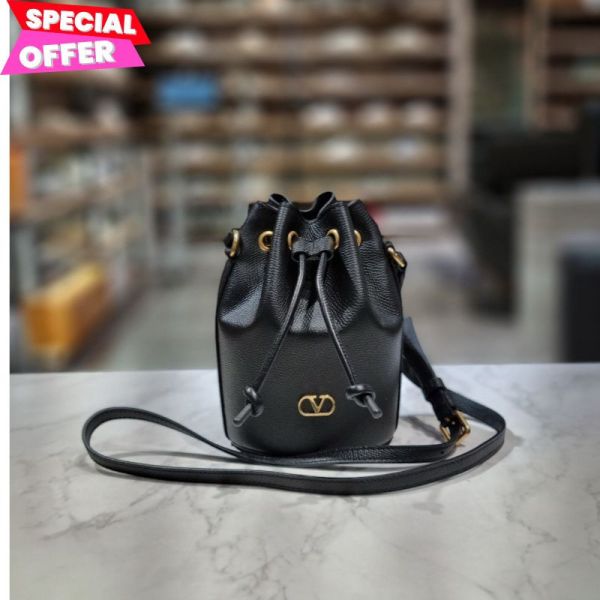 Valentino Garavani VLOGO 錘打紋理小牛皮迷你水桶包  黑色 Valentino、VLOGO、6W2P0AJ2SNP16Q、粉色包包、迷你包、水桶包、錘打紋理、義大利製奢侈品包包、小牛皮包、金色標誌包、精品包推薦、精品包評價、精品包價格、平行輸入、100%真品、專櫃真品保證、限時優惠、精品包包哪裡買