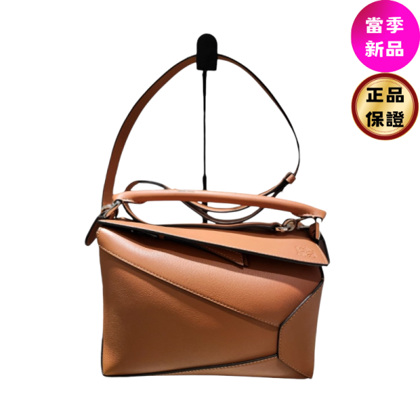 Loewe 小款經典小牛皮 Puzzle 包 焦糖色 Loewe Puzzle包, 小牛皮肩背包, 立體設計包, 名牌手提包, 多功能背包, 高端奢華包款, Anagram壓花包。
