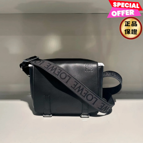 Loewe Military XS 柔軟光滑小牛皮郵差包  黑色 Loewe郵差包, 軍裝風包包, 小牛皮肩背包, 男士郵差包推薦, Jacquard 緹花肩帶, 高端奢華包款, Loewe Anagram郵差包, 名牌斜挎包, 時尚郵差包, 深灰色郵差包。